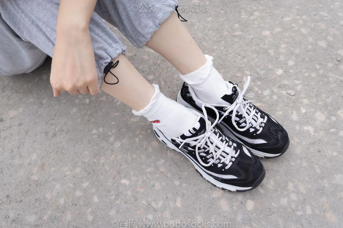 [BoBoSocks袜啵啵]NO.016 熊熊-斯凯奇运动鞋、棉袜（踩脏）、裸足 [147P]插图2